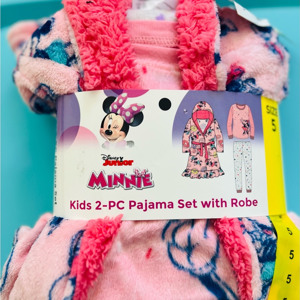 DISNEY JUNIOR KIDS 2 PC PAJAMA
SET WITH ROBE. MINNIE!! SIZE 5 New with tag.